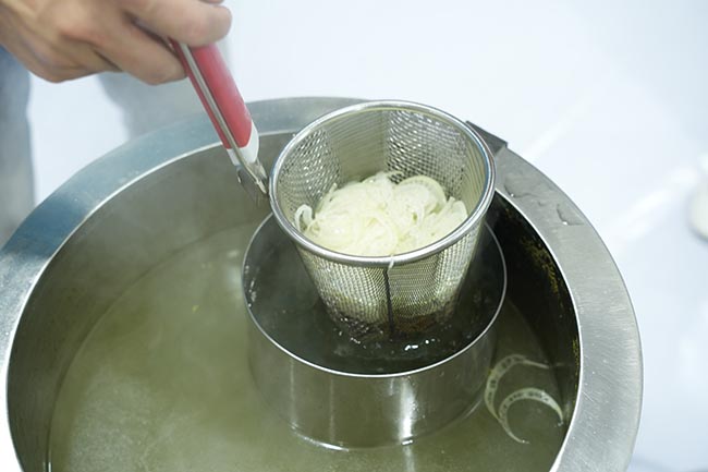 Trụng bánh phở 