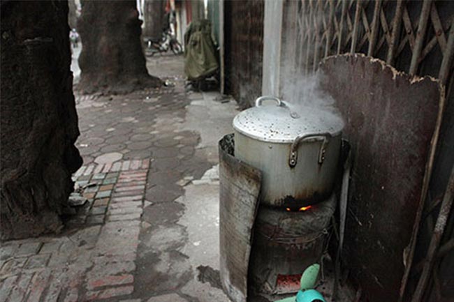 Sử dụng nồi phở ninh nấu bằng than tốn công sức và rất độc hại Sử dụng nồi phở ninh nấu bằng than tốn công sức và rất độc hại