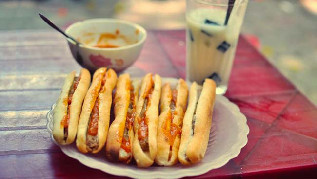 Tiệm bánh mì cay Đinh Tiên Hoàng.