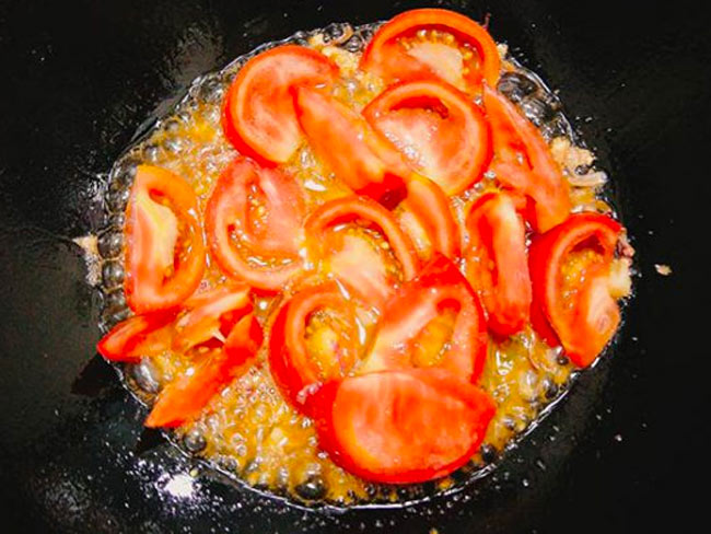 Phi cà chua với tỏi