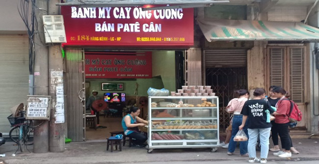 Bánh mì que Ông Cuông 60 năm khách vẫn đông nghịt