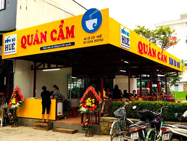 Bún bò Quán Cẩm nổi tiếng với biển hiệu vàng