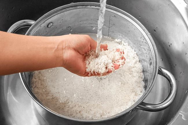 Rửa sạch rồi ngâm gạo với nước