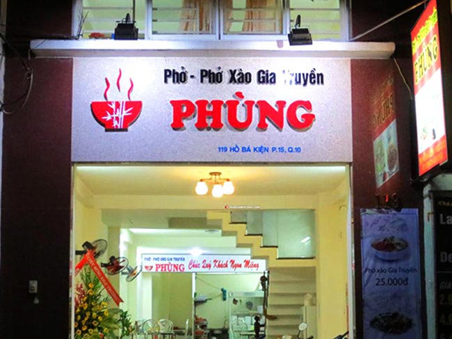 Biển hiệu cần đầy đủ thông tin để khách dễ liên hệ 