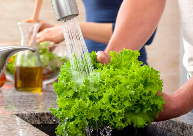 Rửa sạch rau thơm nhiều lần với nước