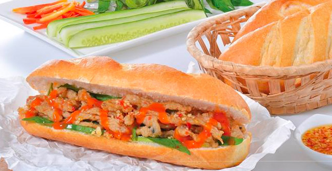 Thưởng thức món banh mì chả cá Nha Trang siêu ngon