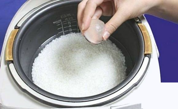 Ngâm gạo với đá lạnh 15 phút có thể khắc phục tình trạng cơm dính nồi