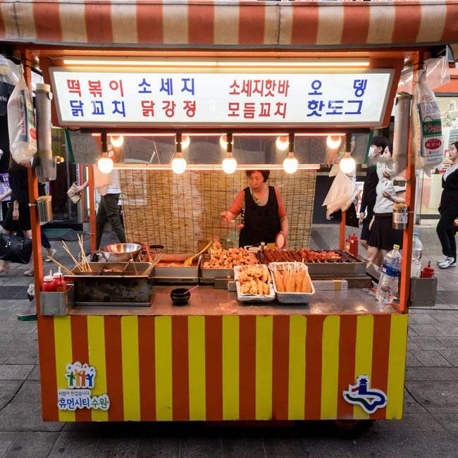 Xe bán bánh gạo, xúc xích phô mai Hàn Quốc