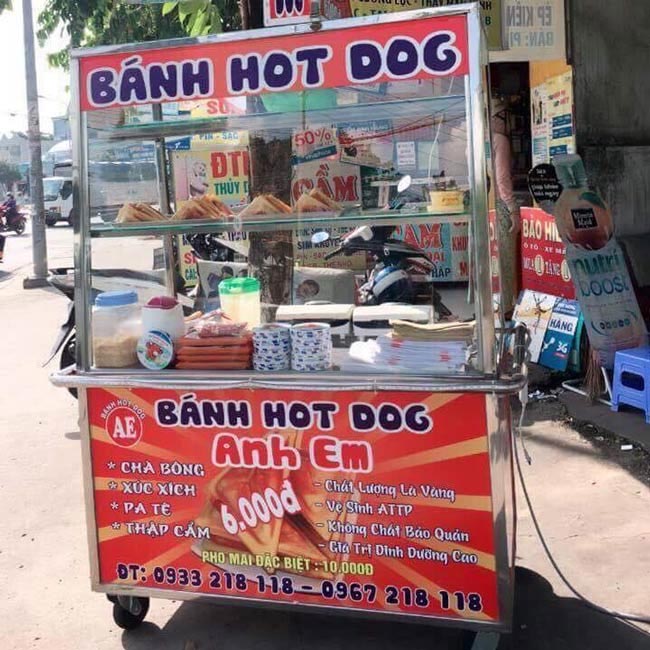 Xe bán hotdog nền đỏ 