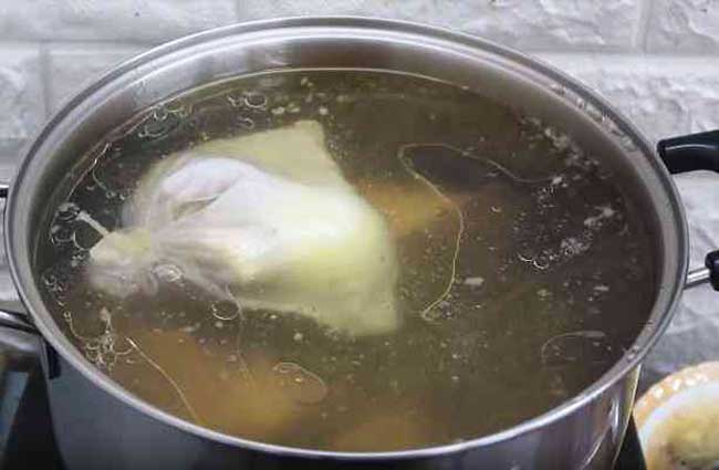 Nấu nước dùng cho món phở gà
