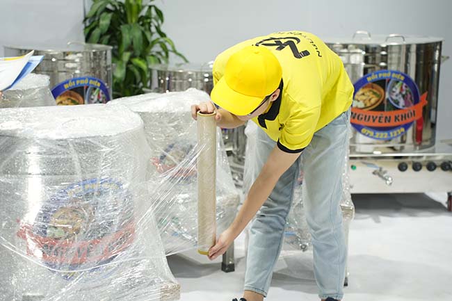 Nhân viên tiến hành đóng gói và kiểm tra sản phẩm trước khi giao hàng