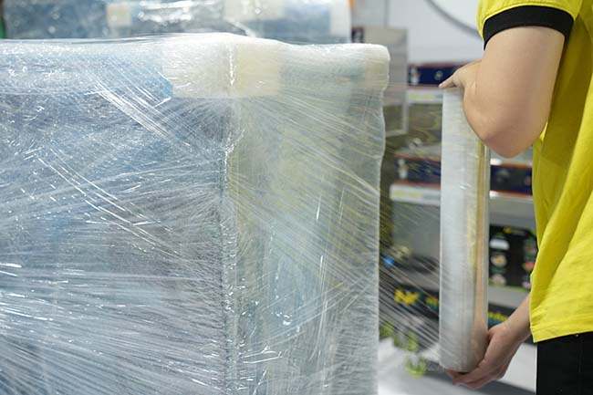 Nhân viên đóng gói và bọc chống sốc cho sản phẩm để vận chuyển 