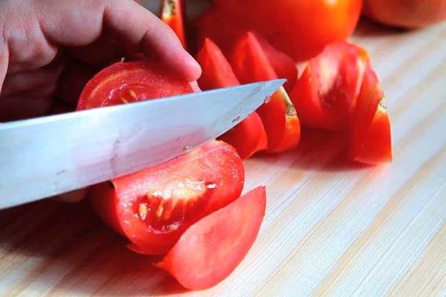 Sơ chế cà chua, hành lá 
