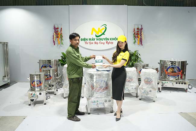Khách hàng nhận sổ bảo hành chính hãng 