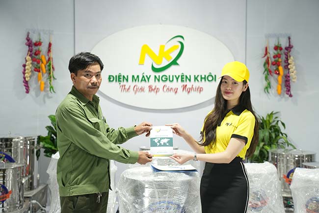 Khách hàng nhận sổ bảo hành 