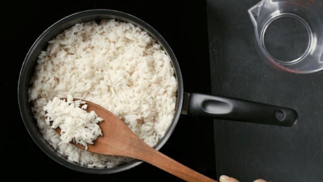 Đảo cơm trên bếp giúp khắc phục cơm nhão