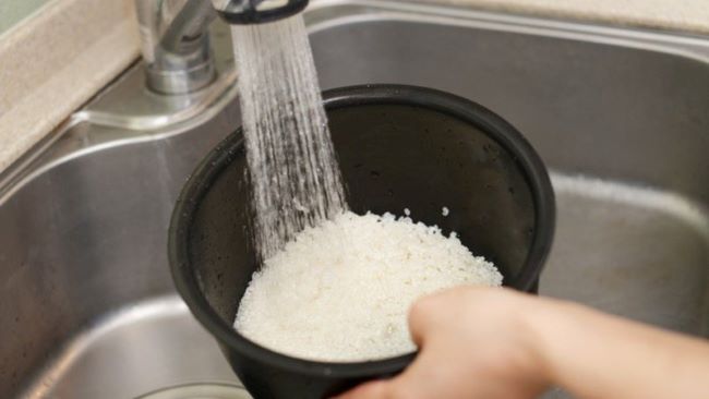 Đong nước chuẩn để cơm dẻo mềm