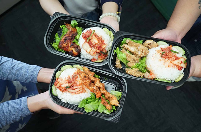 Đặt cơm trưa online giúp tiết kiệm thời gian, công sức 