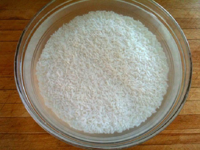 Ngâm gạo trước khi gói bánh chưng 