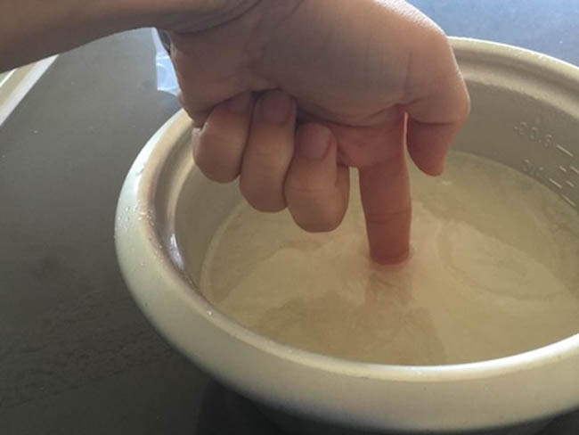 Đổ nước cách bề mặt gạo 1 đốt ngón tay 