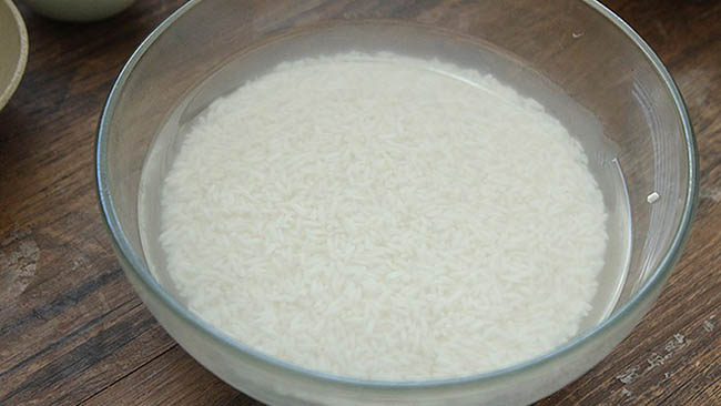 Ngâm gạo nấu bánh chưng 