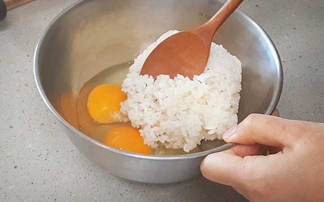 Trộn cơm với trứng 