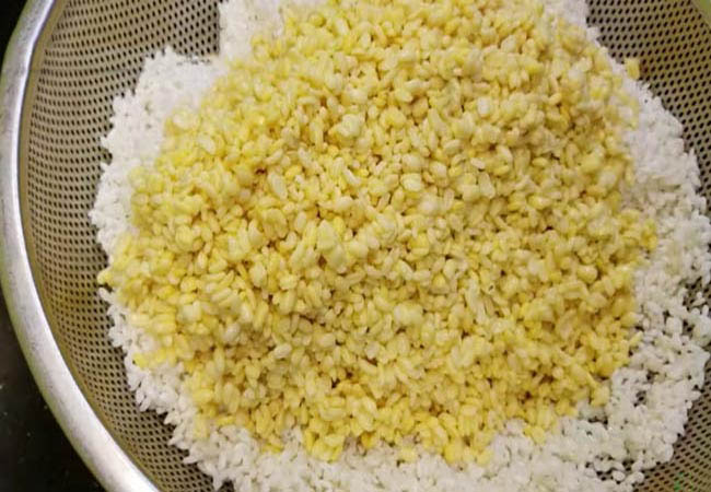 Trộn gạo nếp và đậu xanh 