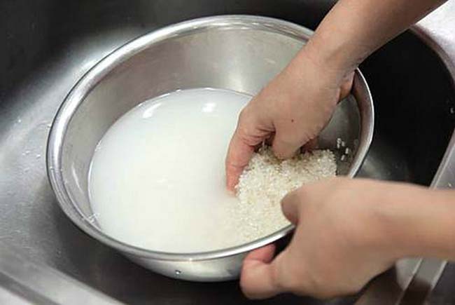 Vo gạo trước khi đong nước 