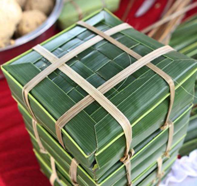 Khuôn gói bánh chưng bằng lá dừa 