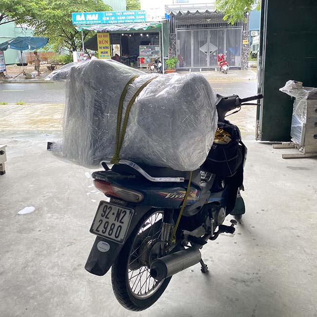 Giao hàng bằng xe máy 