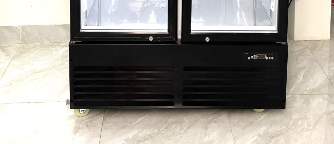 Bảng điều khiển và khóa cửa tủ